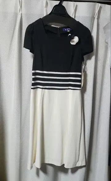 블랙과 화이트 스트라이프 반팔 무릎 기장 원피스