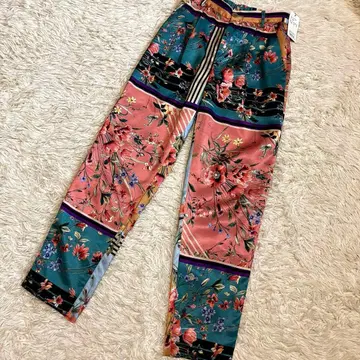 [택 포함 새상품] ROSSO 새틴 플라워 테이퍼드 팬츠