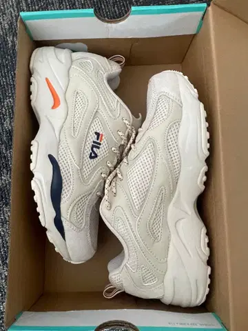 FILA 베이지 스니커즈