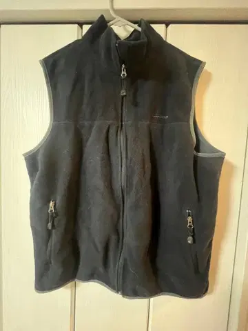 블랙 플리스 베스트 지퍼 포함