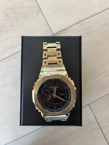 G-SHOCK 골드 블랙 시계