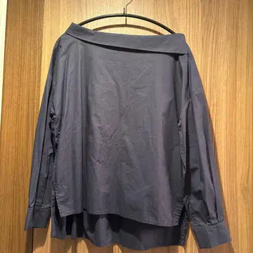 ABAHOUSE 포트넥 네이비 블라우스