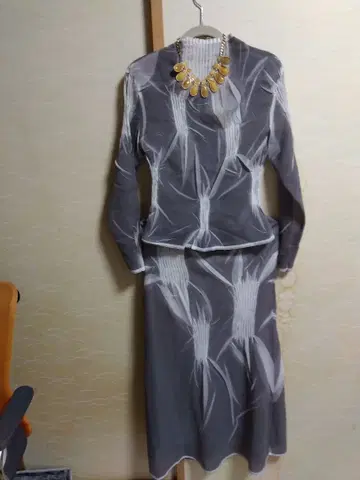 여성 포멀 투피스, 목걸이 포함