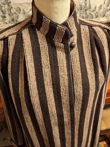 레트로 모던 스트라이프 코트