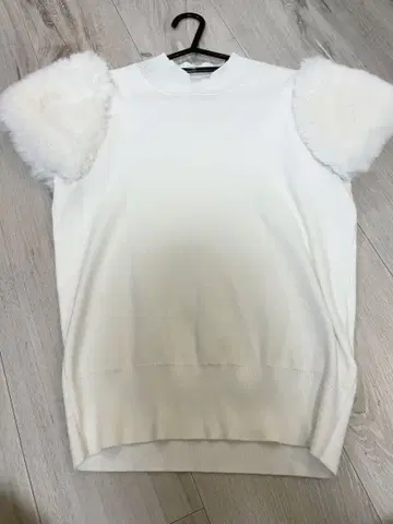 CELFORD 퍼 장식 화이트 반팔 니트