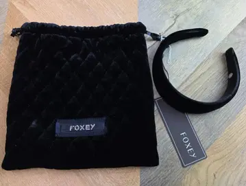 새상품 FOXEY 블랙 벨벳 헤어밴드 머리띠 y47