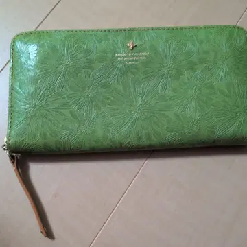 그린 엠보싱 가공 꽃무늬 장지갑