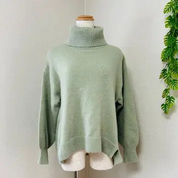 민트 그린 터틀넥 스웨터