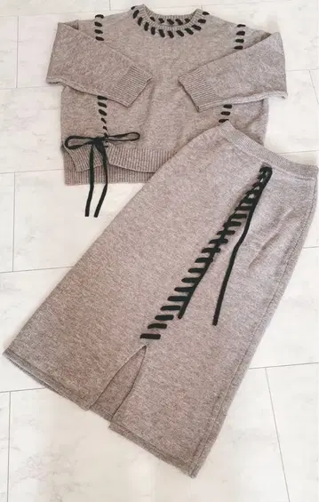 래디에이트 리본 니트 셋업 레이스업