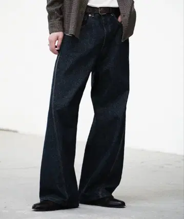 VINTAGE WASHED CURVED DENIM