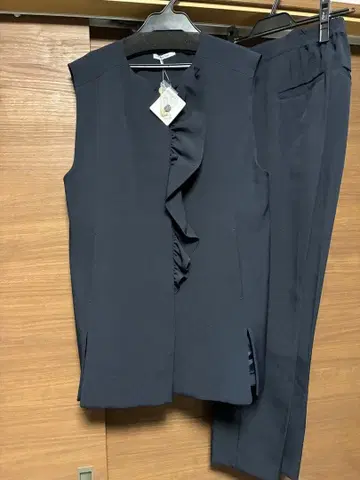 미사용 새상품 택 포함 에마 네이비 프릴 베스트 팬츠 셋업