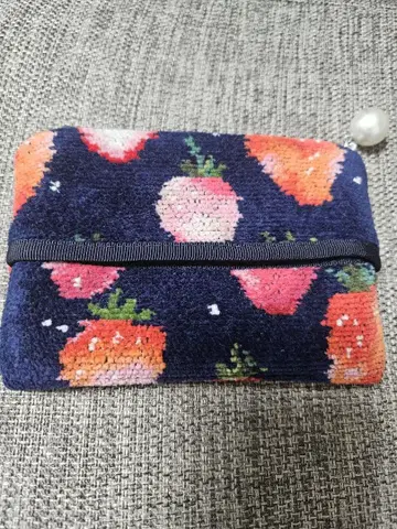 [미사용 새상품 완판템] LOVE MARY 딸기 무늬 파우치 네이비