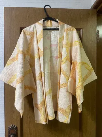 크림색과 오렌지색의 염색 겉옷 순수 실크