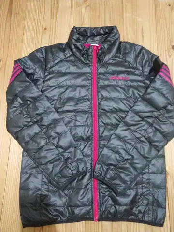 블랙과 핑크의 다운 자켓