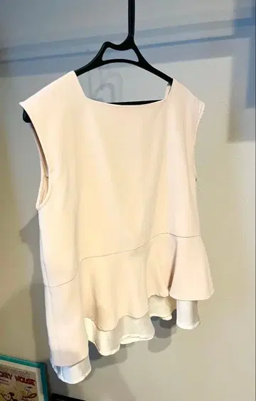 HARE 슬리브리스 플레어 상의 베이지 셋업