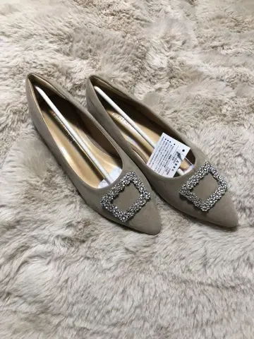 비쥬가 달린 베이지 플랫슈즈