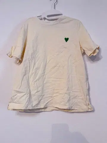 Fano Studios 크림색 T셔츠 하트 자수