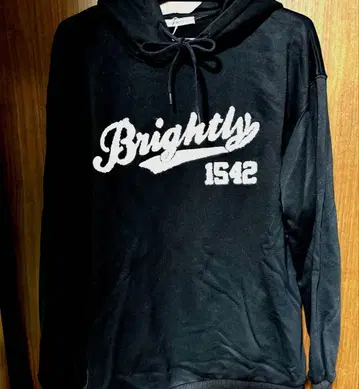 [ 미사용 새상품 ] NICE CLAUP 영문 사가 자수 디자인 후드티