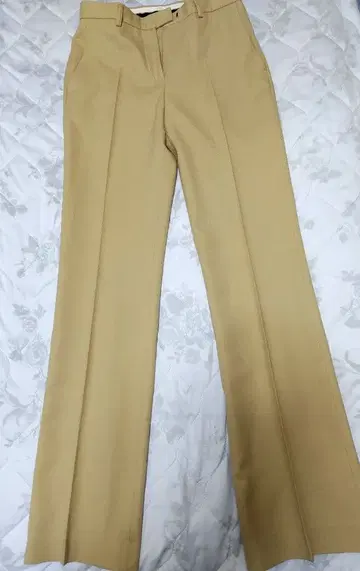 베이지 플레어 팬츠 사이드 포켓 포함