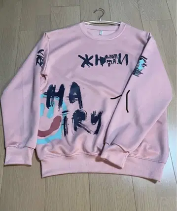 핑크 그래픽 프린트 맨투맨