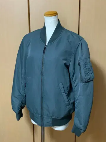 유니클로 여성용 MA-1 타입 봄버 자켓 올리브 그린 M