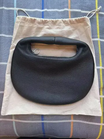 Aeta 블랙 가죽 핸드백