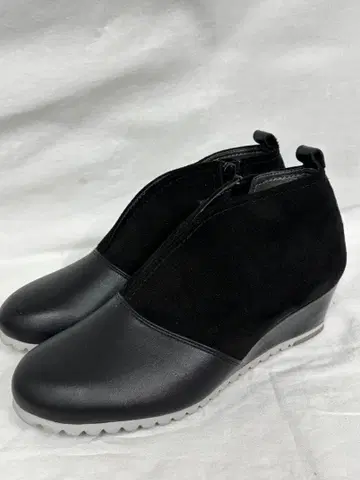 [ 시착만 한 상품 ] 허시파피 숏 부티 23cm 블랙