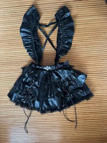 프릴 달린 블랙 미니 스커트