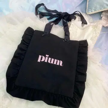 pium 로고 리본 토트백 블랙