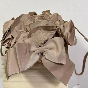 리본 포함 플라워 디자인 숄더백