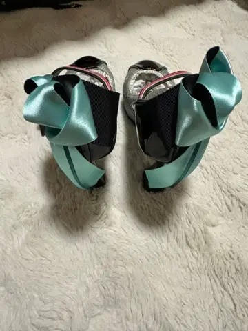 - 하츠네 미쿠 아이코닉 신발 오브제 펌프스