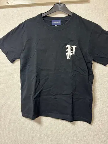 블랙 T셔츠 P로고 PHATRNK