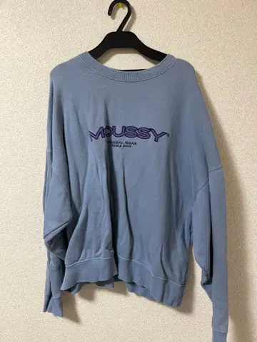 MOUSSY 블루 자수 로고 맨투맨