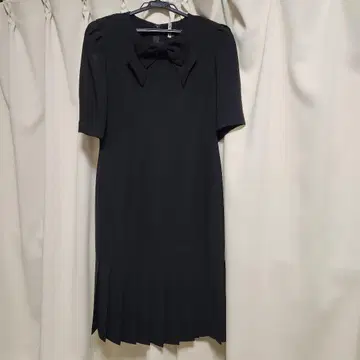 리본 포함 블랙 플리츠 원피스 수트