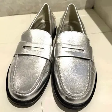 미사용 새상품 ZARA 코인 로퍼 실버 38 24.5cm