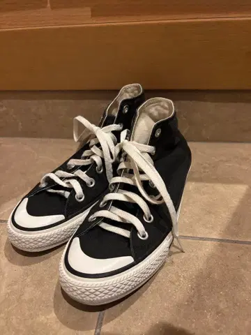 컨버스 블랙 하이컷 스니커즈