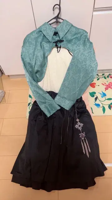 엑시즈팜 그린 긴팔 셔츠와 블랙 스커트 3종 셋업