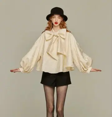 TWENTIES [ 수베니어샵에 들르자 ] 벌룬 슬리브 리본 상의