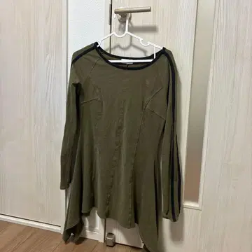 올리브 그린 긴팔 플레어 원피스