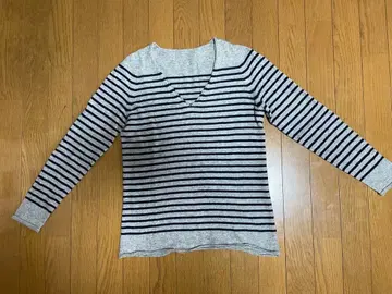 그레이와 네이비 스트라이프 캐시미어 V넥 니트