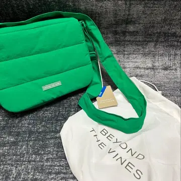 BEYOND THE VINES 숄더백 그린