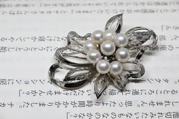 silver 각인이 있는 거의 새상품인 브로치