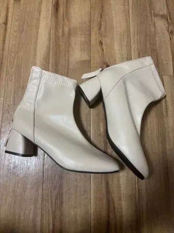 새상품 아이보리 지퍼 달린 숏부츠