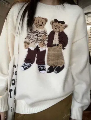 곰 자수 크림 니트 스웨터