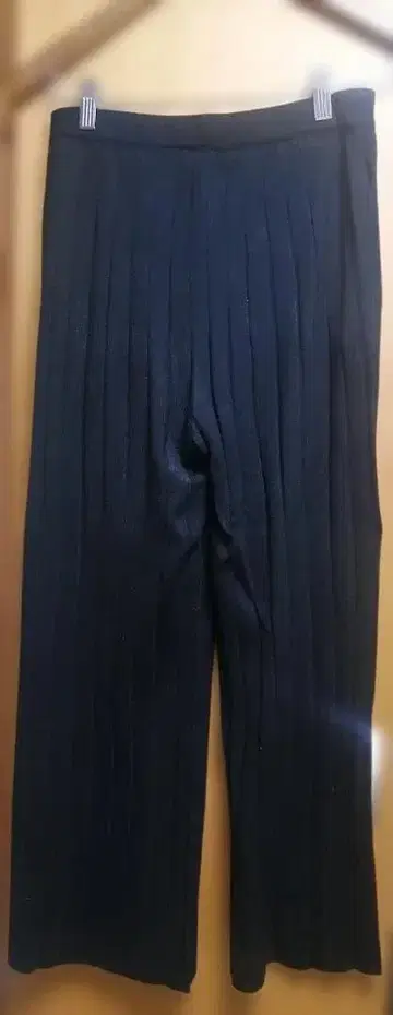 니트 셋업 (블랙 플리츠 팬츠와 롱 가디건)