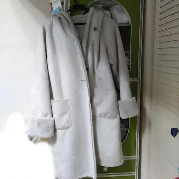 GU 라이트 그레이 무스탕 코트