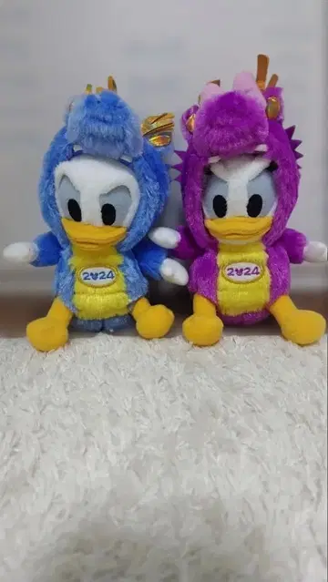 디즈니 도날드 데이지 인형 배지 2024 갑진년