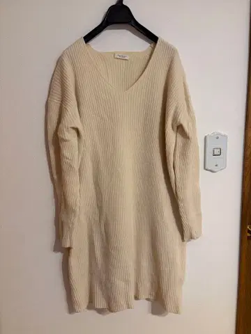 BEAUTY&YOUTH 아이보리 V넥 원피스