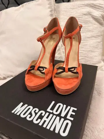 LOVE MOSCHINO 핑크 T 스트랩 하이힐