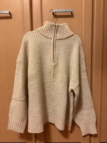 DOUBLE NAME 비대칭 하프 지퍼 니트